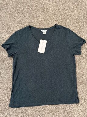 Athleta Getaway Linen Blend V-Neck Tee